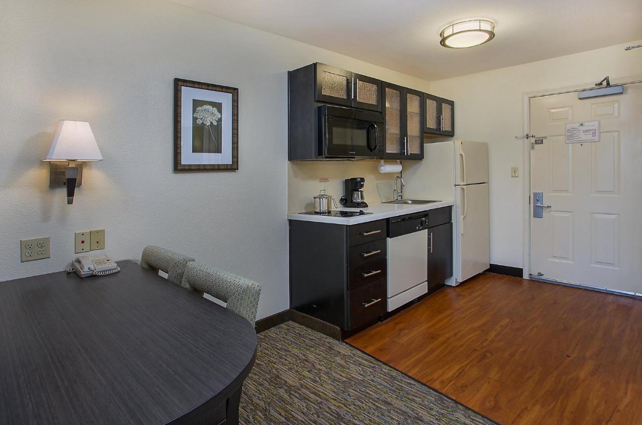 Hotel Candlewood Airport By Ihg 2*